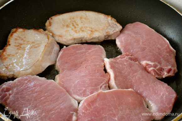 В сковороде разогреть оливковое масло и обжарить ломтики мяса с двух сторон, буквально по 2 минуты с каждой стороны. Обильно присолить мясо.
