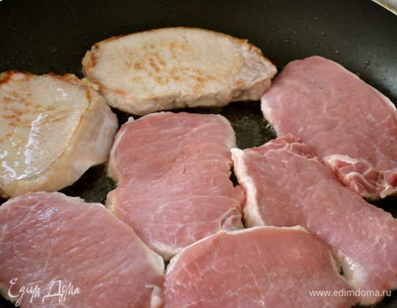 В сковороде разогреть оливковое масло и обжарить ломтики мяса с двух сторон, буквально по 2 минуты с каждой стороны. Обильно присолить мясо. 