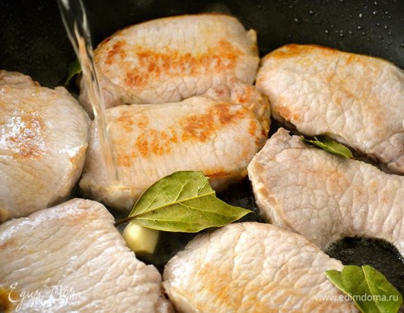 Добавить к мясу белое вино, лавровый лист и чеснок. 