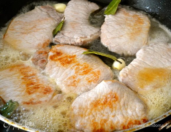 Дать соусу немного увариться, после чего достать и переложить свинину в отдельное блюдо. 