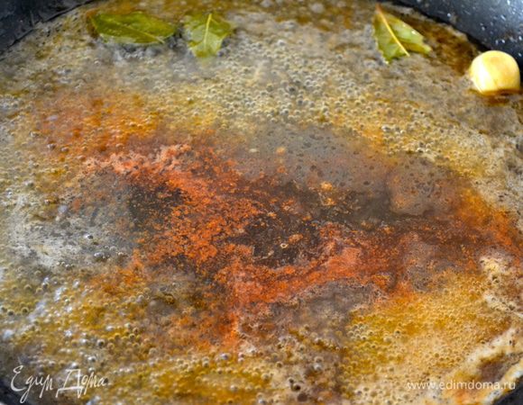 В сковороду добавить сироп от консервированного ананаса, ром (я заменила водкой), мед и паприку. Перемешать и продолжить уваривать соус еще минут 5-7... 