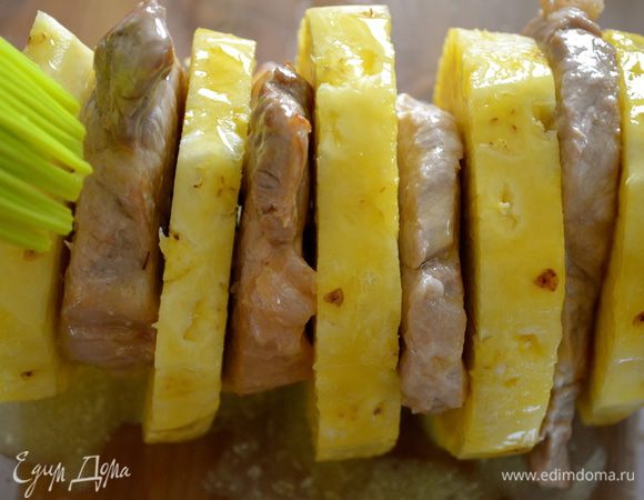 Растопить сливочное масло. Выложить наш шампур в форму для запекания и смазать обильно растопленным маслом, в особенности ломтики ананаса.  