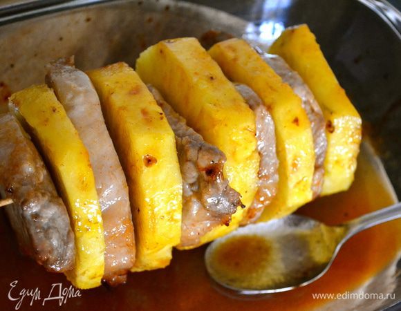 Поставить запекаться в разогретую до 200 С духовку на первые 15-20 минут. Затем достать и полить заранее приготовленным в сковороде соусом. После чего снова вернуть в духовку еще на 10-15 минут. Я за это время перевернула шампур и еще раз полила все соусом, собравшимся на дне формы.   