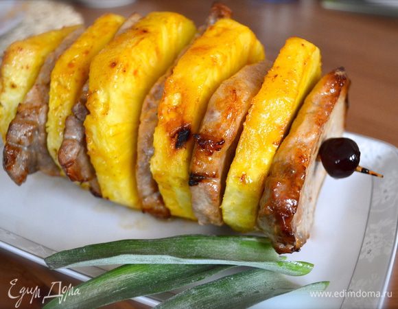 Перед подачей на стол готового блюда, украсить с двух сторон концы деревянной шпажки заспиртованными вишенками... (по желанию) )) 