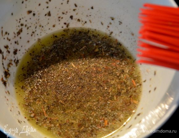 Нагреем духовку до 190 гр. Можно использовать фольгу на 4 початка. Или застелить фольгу на противень
Сливочное масло перемешаем с травами,солью и перцем.
