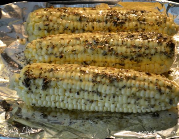 Смажем каждый початок этой смесью. Поставим в духовку на 30 мин. примерно.