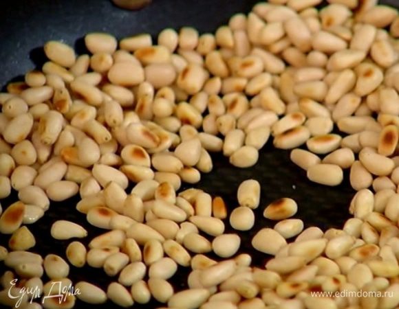 Кедровые орехи подсушить на сковороде.