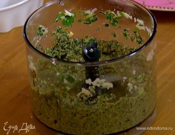 Приготовить соус песто: в чаше блендера соединить кинзу, петрушку, оливки, пармезан, влить оливковое масло, лимонный сок, посолить и все взбить. Затем добавить кедровые орехи и еще немного взбить.