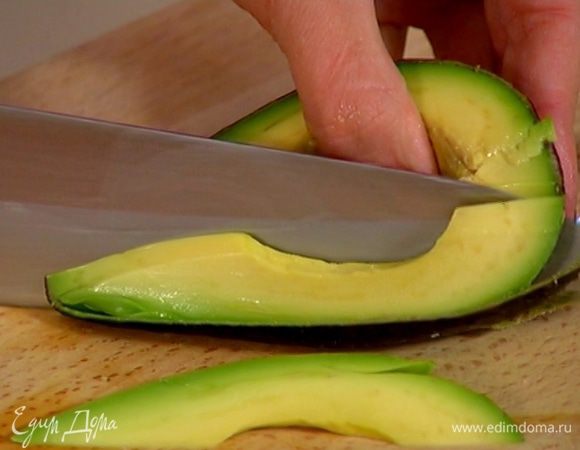 Авокадо почистить и нарезать полосками.