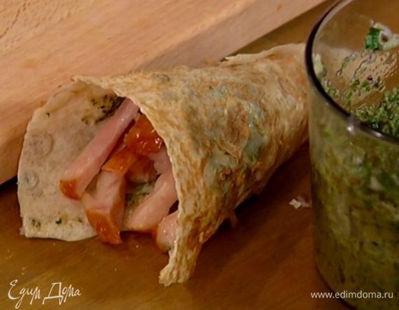 Кулечки смазать изнутри соусом песто и разложить в них куриное мясо и авокадо.