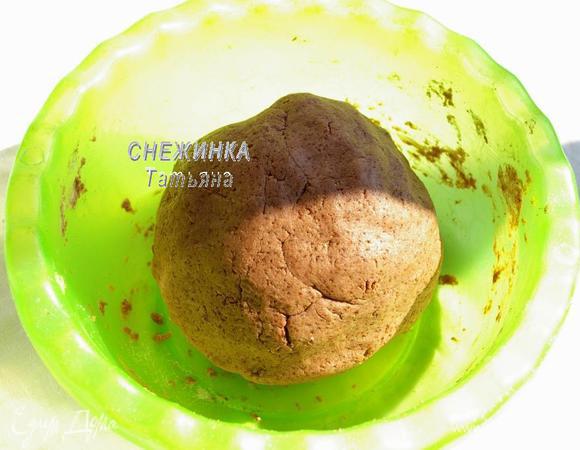 Добавьте растительное масло и сметану. Вымешайте тесто сначала ложкой, затем руками. Оно получается пластичным, мягким, возможно, немного липким. Если брать сметану большей жирности, ее может понадобиться больше, так как она гуще. Ориентируйтесь по тесту, если оно собирается в шар и хорошо лепится, значит — готово.