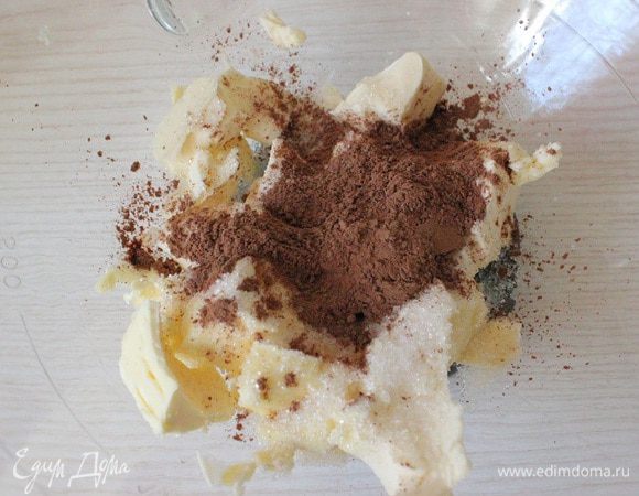 Духовку разогреть до 180 С.
Установить на миксер плоскую насадку. На средней скорости (у меня 4-6) начать взбивать масло с 30 г сахара и какао.  Взбивать до кремообразного состояния.