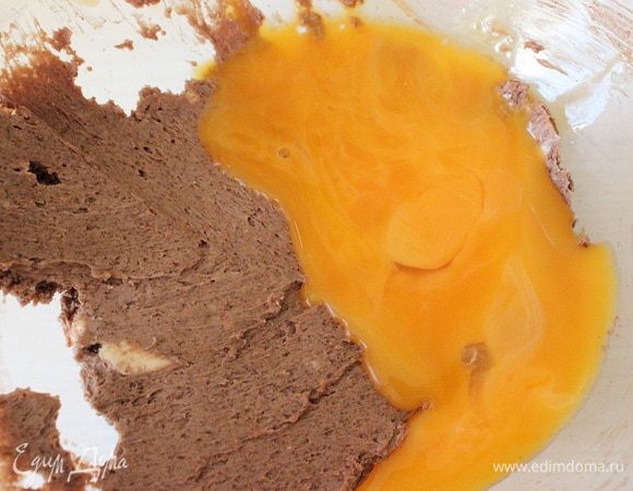 Добавить желтки и взбить до однородности. Добавить яйцо.И затем растопленный шоколад. Взбивать до гладкой, шелковистой,  однородной структуры.