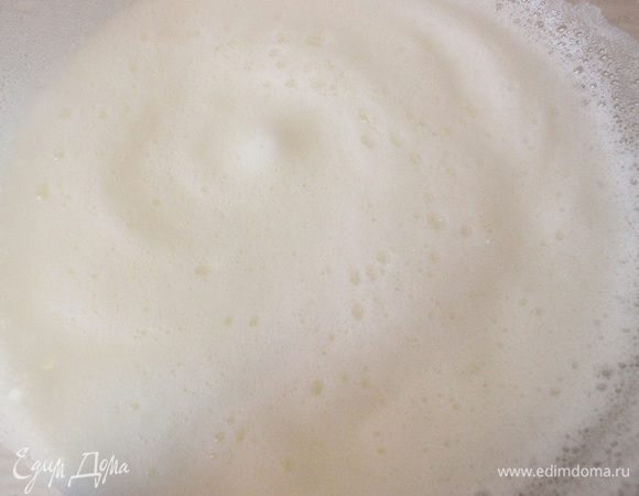 В чистой и сухой миске взбить белки до мягких пиков. Постепенно всыпая сахар, взбить до крепких пиков.
С помощью спатулы подмешать 1/4  белков к шоколадной массе. 