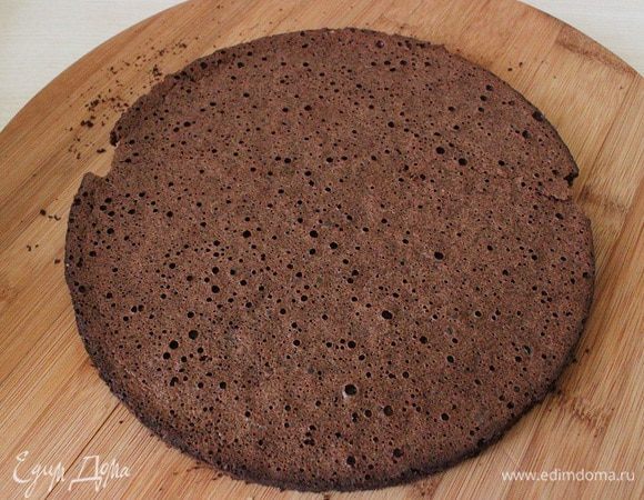 на кулинарной бумаге начертить круги d-22 см.  выпекать при 200 С-15-20 мин.