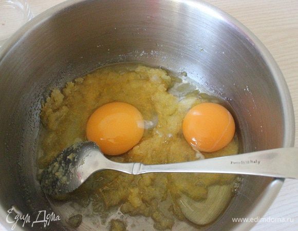 Соединить ее с сахаром в сотейнике и пальцами перетереть так, чтобы сахар стал влажным и пропитался ароматом цедры. Добавить яйца
