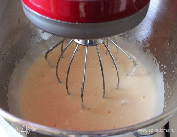 Готовый крем перелить в чашу миксера. Дать крему остыть, периодически помешивая,  до температуры 60 С, .
На высокой скорости (у меня 8-10)  взбивать крем, добавляя нарезанное кусочками сливочное масло.  Взбивать 3-4 минуты до гладкой, блестящей массы.