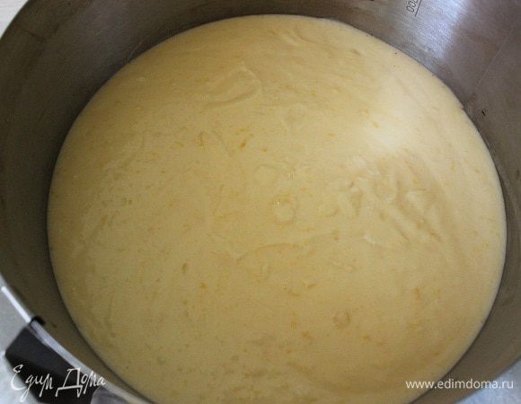 Крем выложить в форму для тарта размером 22 см. Заморозить минимум на 1-2 часа.