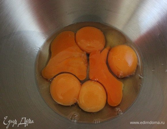 Яйца и желтки соединить в чаше миксера. На низкой скорости (у меня 2) взбивать несколько секунд.