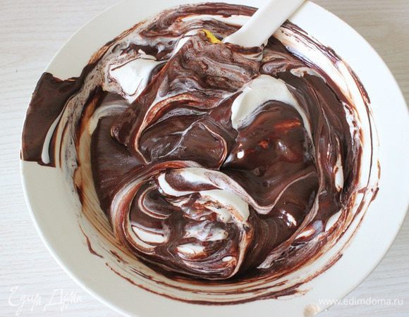 Спатулой ввести 1/4 взбитых сливок в шоколад. Также вести остальные сливки,
