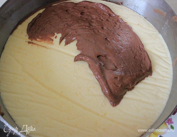 Достать лимонный крем из морозильной камеры и поместить его сверху, на мусс. Покрыть сверху таким же, небольшим, количеством мусса. Положить третий корж.Покрыть пласт муссом. Сверху выложить четвертый корж. Придавить слегка ладонью.Выровнять остатками мусса.Убрать в холодильник минимум на 1 час, лучше на ночь