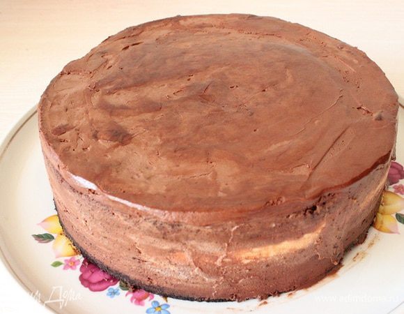 Утром вынула торт из холодильника, сняла рамку, выровняла торт горячим ножом. 