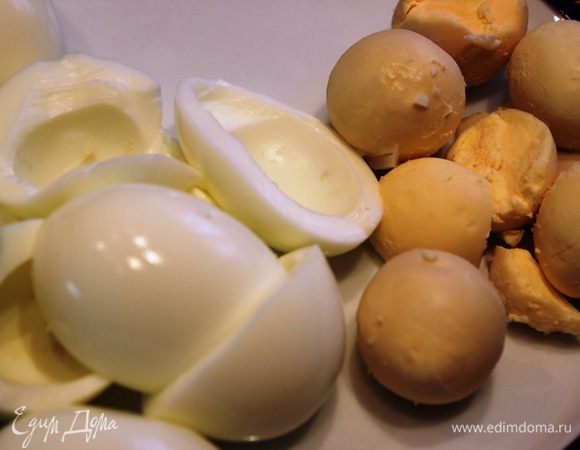 Картофель и яйца отварить...очистить. Вареные яйца разделить на белки и желтки