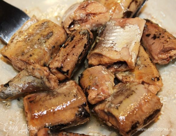 Сайру выложить на тарелку и дать стечь соку и маслу