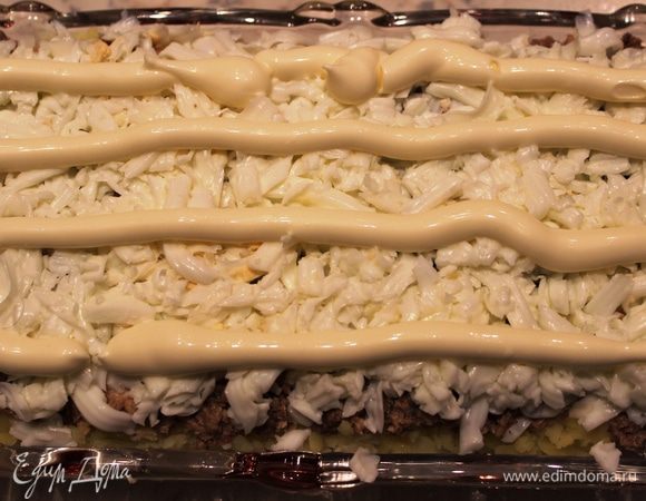 Третий слой - яичные белки, натертые на терке. Покрыть этот слой майонезом