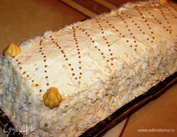 Украсить по периметру тертым сыром Пармезан, а сверху присыпать зернами горчицы. Поставить салат в холодильник на 30 минут (как минимум). После этого можно подавать к столу