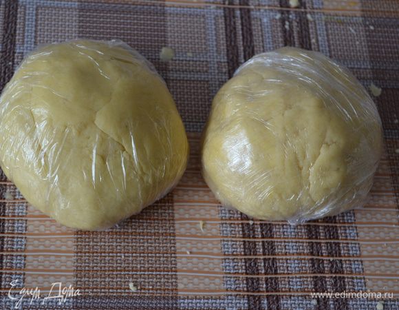 Также замесить вторую порцию теста. Оба шарика завернуть в пищевую пленку и убрать в холодильник на 30 минут.