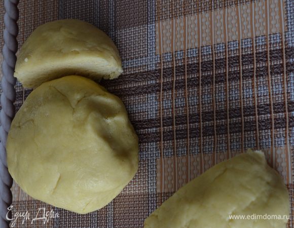 Тесто достать из холодильника. От одной из частей отрезать треть и добавить к остальному тесту. Большая часть будет для основы, а маленький кусочек — для сердечек.