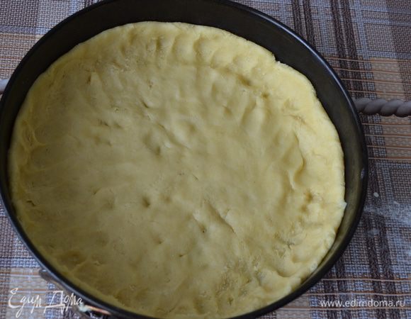 Кусочек поменьше обернуть пищевой пленкой и снова убрать в холодильник. Из большого шара сформировать основу для пирога. У меня разъемная форма 28 см. Убрать в холодильник еще на 30 минут.