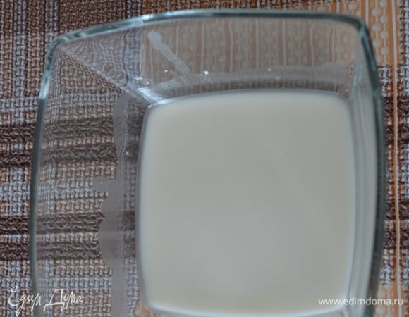 В 50 мл оставшегося сока развести крахмал. Можно брать любой фруктовый сок.  