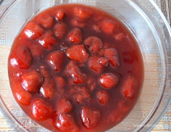 Влить тонкой струйкой к клубнике. Если перед вливанием крахмала в клубнике будет много жидкости, то ее нужно слить. Поставить на небольшой огонь и варить еще 7–10 минут, постоянно помешивая, пока начинка не загустеет. Готовую начинку полностью остудить.