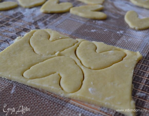 Оставшийся кусочек теста раскатать и с помощью формочки сделать сердечки. 