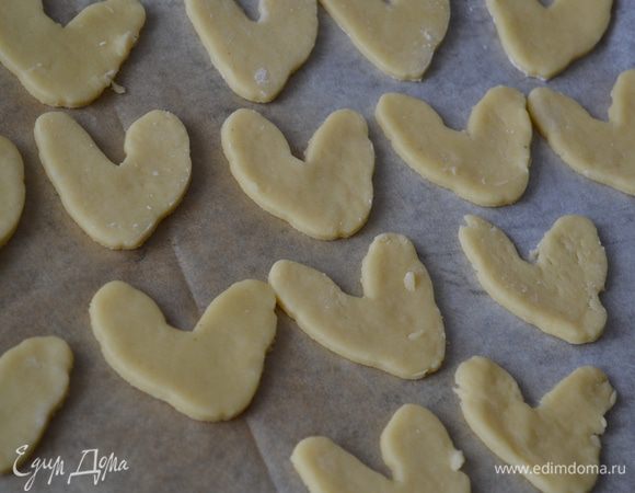 У меня всего получилось 46 небольших сердечек. Но этого оказалось много. Мне понадобилось всего 30. Остальные 16 я просто выложила на противень с пергаментной бумагой и выпекала как печенье.