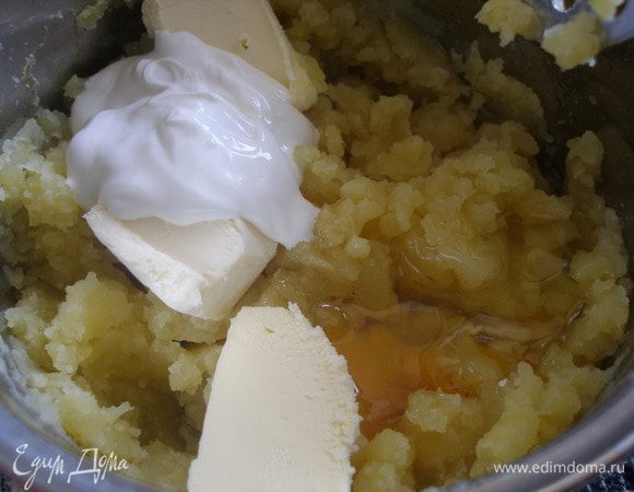 Добавить к пюре яйцо,масло и сметану,хорошо перемешать и дать остыть. 