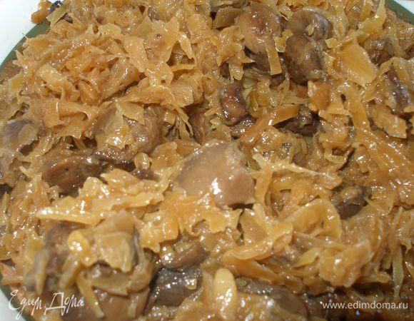 Начинку приготовить заранее,чтоб она хорошо остыла.Лук нарезать полукольцами обжарить до прозрачности,добавить натертую на крупной терке морковь,и еще обжарить минуты 3. Добавить нарезанные кубиками грибы,и дать выпариться жидкости. Затем добавляем на сковороду отжатую квашеную капусту,перешиваем,так же добавляем сахар,перец,томатную пасту и тушим под закрытой крышкой,на медленном огне 20-25 минут.