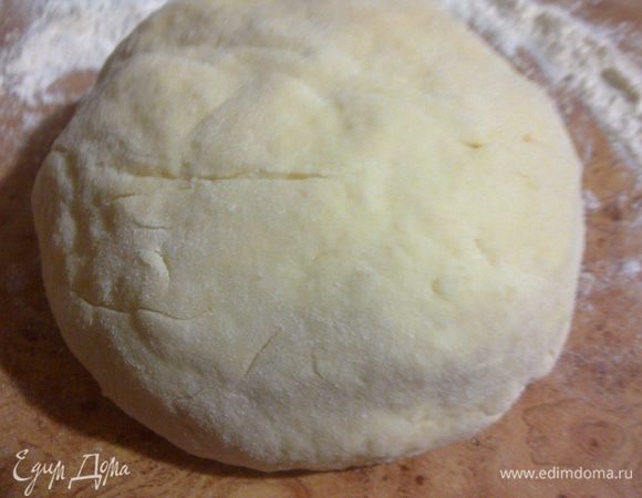 Затем добавить муку и замесить тесто,если надо,то муки можно добавить,чтоб тесто не прилипало к рукам.Дать постоять тесту минут 15.
