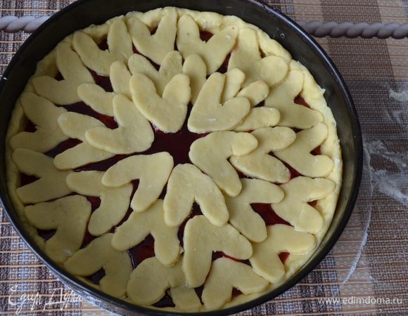 Сердечками украсить пирог, накладывая одно сердечко на другое по кругу.