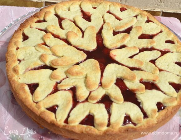 Выпекать в духовке при 175°C в течение 25–30 минут. Пирог с замороженной клубникой готов. Берите рецепт за заметку и готовьте с удовольствием!