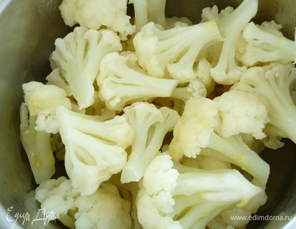 Цветную капусту разобрать на соцветия и отварить в подсоленной воде 5 минут.Воду слить и капусту остудить.