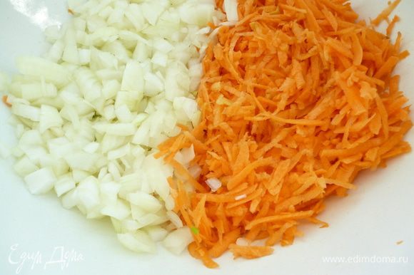 Рис отварить до полуготовности.Репчатый лук нарезать мелким кубиком,морковь натереть на крупной терке.Лук и морковь обжарить на растительном масле.