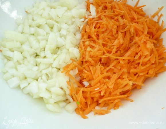 Рис отварить до полуготовности.Репчатый лук нарезать мелким кубиком,морковь натереть на крупной терке.Лук и морковь обжарить на растительном масле.