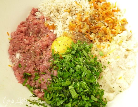Мясо и цветную капусту пропустить через мясорубку,добавить отваренный рис,обжаренные лук и морковь,яйцо,измельченную зелень,соль и молотый перец.