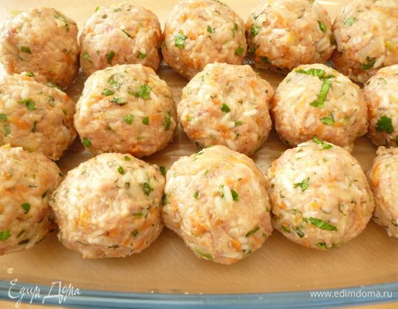 Формуем из фарша шарики средней величины и выкладываем их в форму для запекания(я пользуюсь стеклянной).