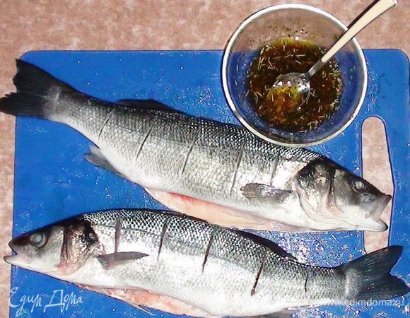 Приготовьте маринад. Во многих блюдах я использую практически стандартный набор. В этот раз добавил в него прованские травы. Такая заправка полезнее и вкуснее, чем различные специальные смеси для рыбы. Вам нужна головка чеснока, оливковое масло, бальзамический уксус, соевый соус, горчица, соль морская крупная, свежемолотый перец, сок лимона (можно немного мякоти и косточки размять, также можно натереть немного цедры). Обильно смажьте рыбу маринадом внутри и снаружи. Поставьте в холодильник. Достаточно 2–3 часов для маринования, но поскольку я мариновал с вечера, то рыба простояла в маринаде целый день.