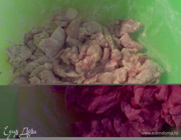 Тем временем, к муке добавляем тимьян, режем куриные бедра на кусочки и обваливаем их в муке.