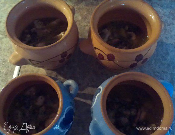 Раскладываем нашу беконо-курино-грибную смесь по горшочкам, заполнив их наполовину. У меня получается 2 больших горшочка (мужских) и 2 маленьких (женских)